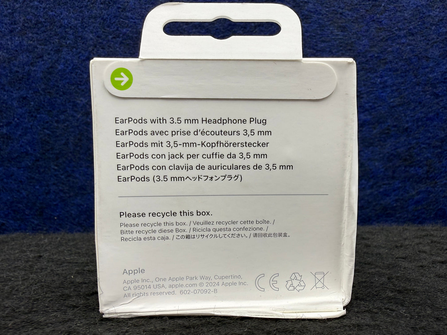 ♥ New, Factory Sealed - Apple EarPods with 3.5mm Plug  MWU53AM/A